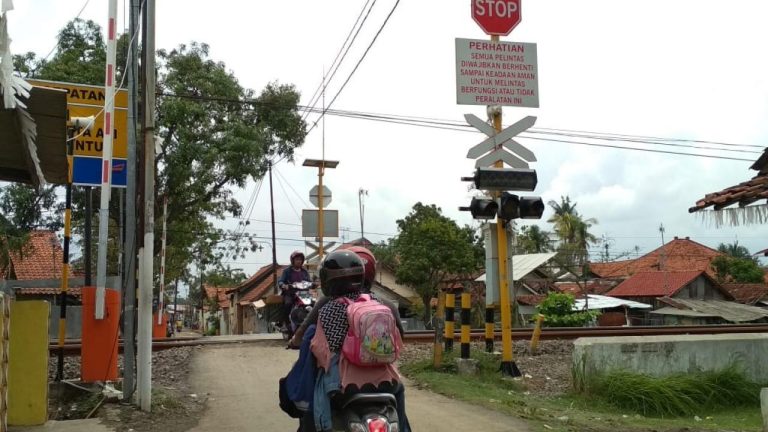 Dishub Kota Pekalongan Siagakan 33 Petugas di Perlintasan Kereta Api