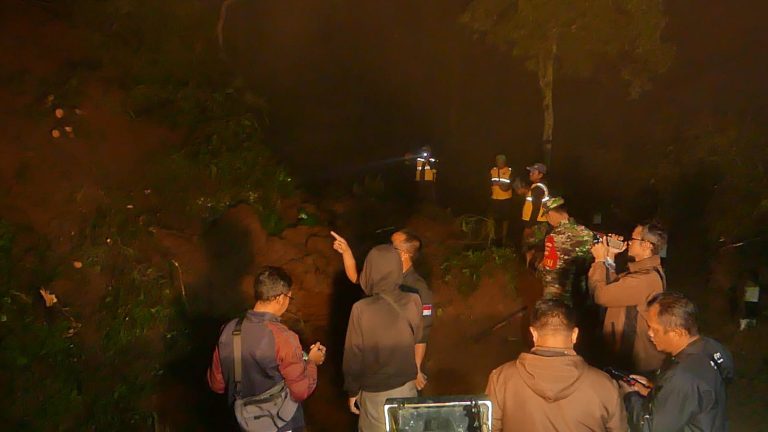 Longsor Tutup Akses Jalan Alternatif Temanggung-Semarang