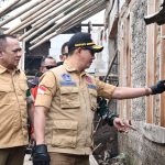 Kepala BNPB Letjen TNI Suharyanto meninjau rumah tahan gempa di Kabupaten Cianjur, Jawa Barat pada Selasa (23/05).