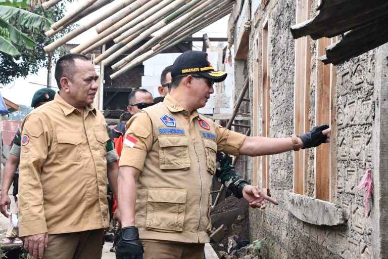 Kepala BNPB Letjen TNI Suharyanto meninjau rumah tahan gempa di Kabupaten Cianjur, Jawa Barat pada Selasa (23/05).