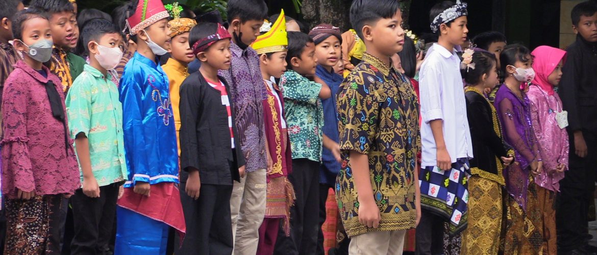 Larang Pengadaan Pakaian Adat, Bupati: Pelajar Cukup Baju Putih dan Bawahan Batik Lasem