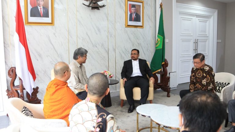 Menag Yaqut Cholil Qoumas saat menerima panitia pelaksana Waisak 2567 BE
