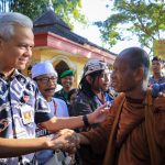 Putar Balik Kendaraan, Ganjar Sapa Bhikkhu Thudong yang Istirahat di Jambu