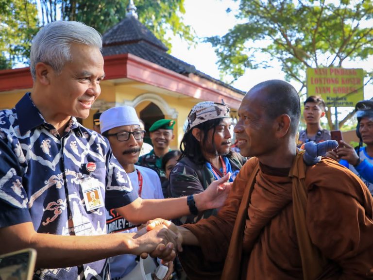 Putar Balik Kendaraan, Ganjar Sapa Bhikkhu Thudong yang Istirahat di Jambu