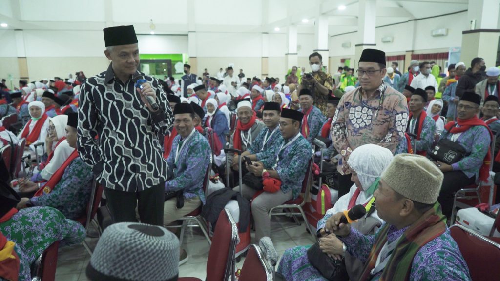 Gubernur Jawa Tengah, Ganjar Pranowo berdialog dengan calhaj kloter pertama Embarkasi Solo yang akan berangkat ke Tanah Suci. Selasa (23/05)