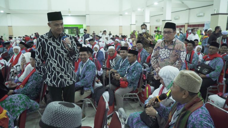 Gubernur Jawa Tengah, Ganjar Pranowo berdialog dengan calhaj kloter pertama Embarkasi Solo yang akan berangkat ke Tanah Suci. Selasa (23/05)