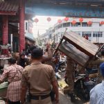 Satpol PP Kota Semarang Bongkar Lapak PKL Liar di Kranggan dan Kanjengan