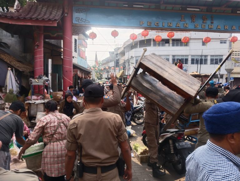 Satpol PP Kota Semarang Bongkar Lapak PKL Liar di Kranggan dan Kanjengan