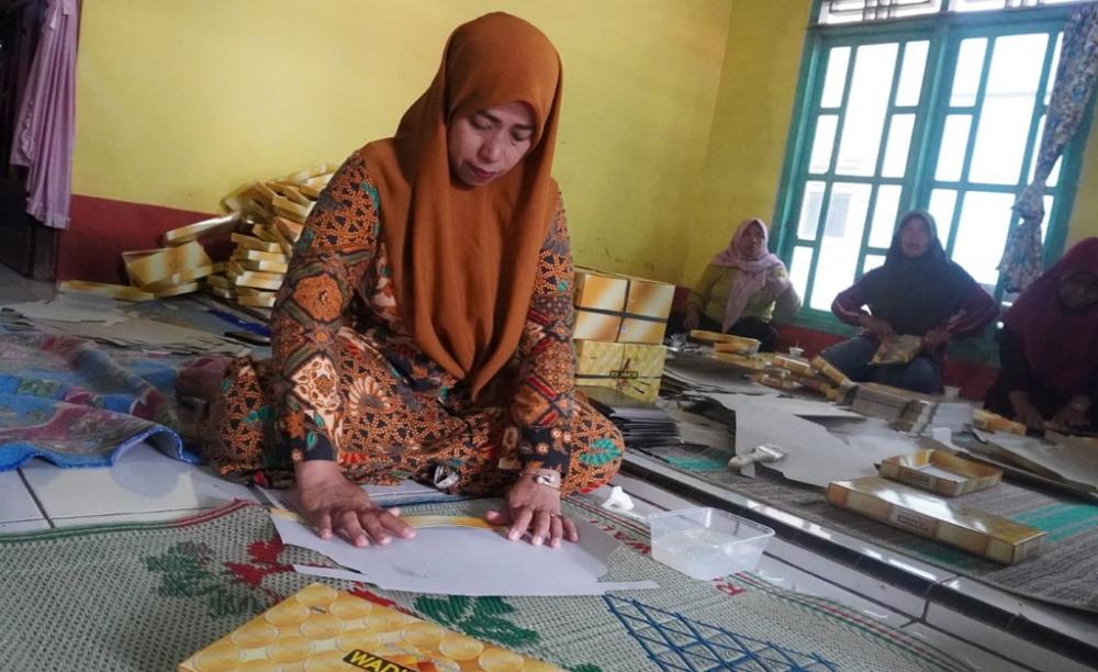 KUB Desa Ujungnegoro, dalam Sehari Bisa Selesaikan 10 Ribu Box Sarung