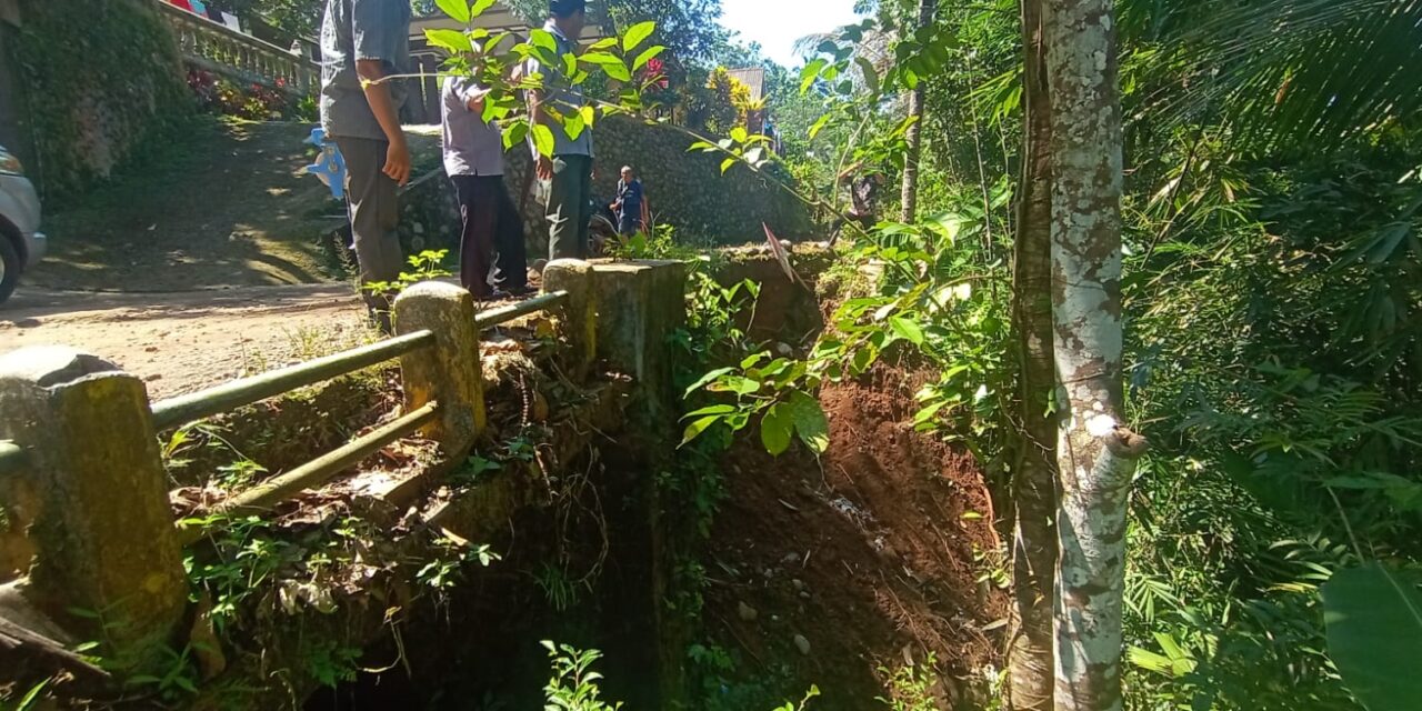BPBD Pantau Longsor di Jalan Desa Sindang – Kaliori Mrebet