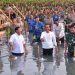Presiden Jokowi pada Puncak Penanaman Mangrove Nasional secara Serentak oleh Jajaran TNI di Seluruh Indonesia Tahun 2023, di Taman Wisata Alam Angke Kapuk, Jakarta, Senin (15/05).