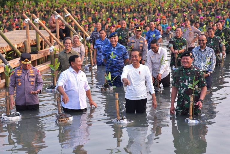 Presiden Jokowi pada Puncak Penanaman Mangrove Nasional secara Serentak oleh Jajaran TNI di Seluruh Indonesia Tahun 2023, di Taman Wisata Alam Angke Kapuk, Jakarta, Senin (15/05).