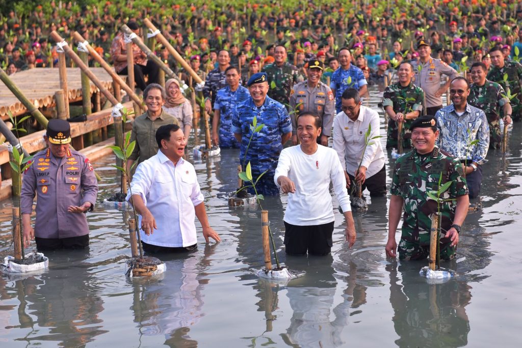 Presiden Jokowi pada Puncak Penanaman Mangrove Nasional secara Serentak oleh Jajaran TNI di Seluruh Indonesia Tahun 2023, di Taman Wisata Alam Angke Kapuk, Jakarta, Senin (15/05).