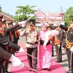 Kapolres Jepara Resmi Berganti, Sertijab Disambut Tradisi Pedang Pora
