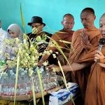 Beristirahat di Omah Tani, Biksu Disambut Petani dengan Buah Segar