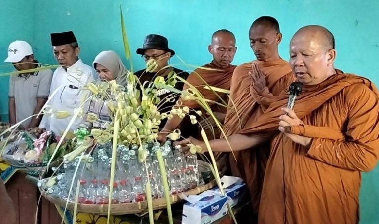 Beristirahat di Omah Tani, Biksu Disambut Petani dengan Buah Segar