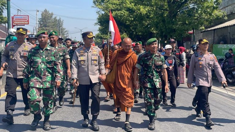 32 Biksu Thudong Melintas di Pekalongan, Polisi Beri Pengamanan dan Pemeriksaan Kesehatan