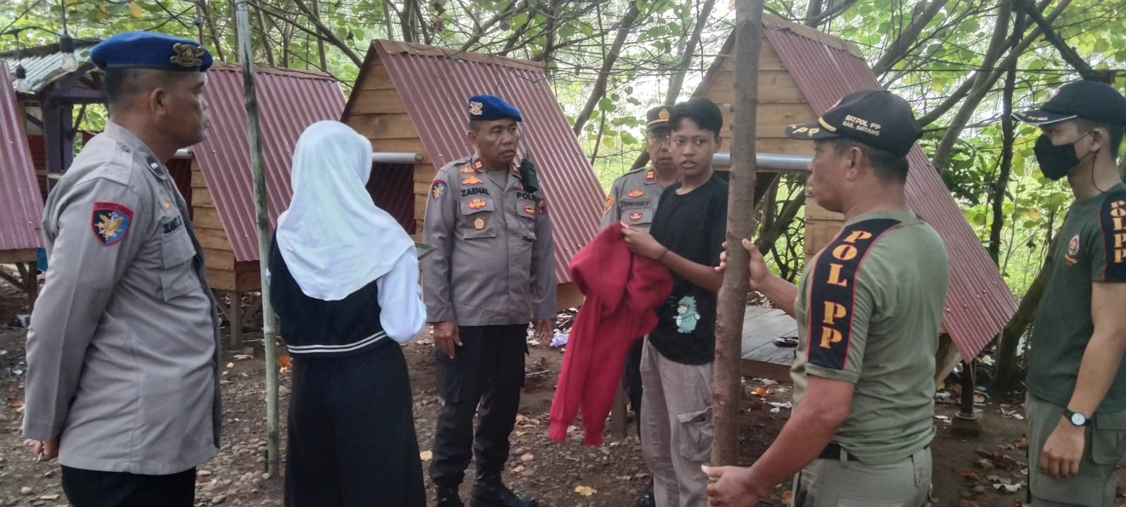 Petugas Gabungan Bongkar Ratusan Gazebo di Kawasan Pantai Sigandu