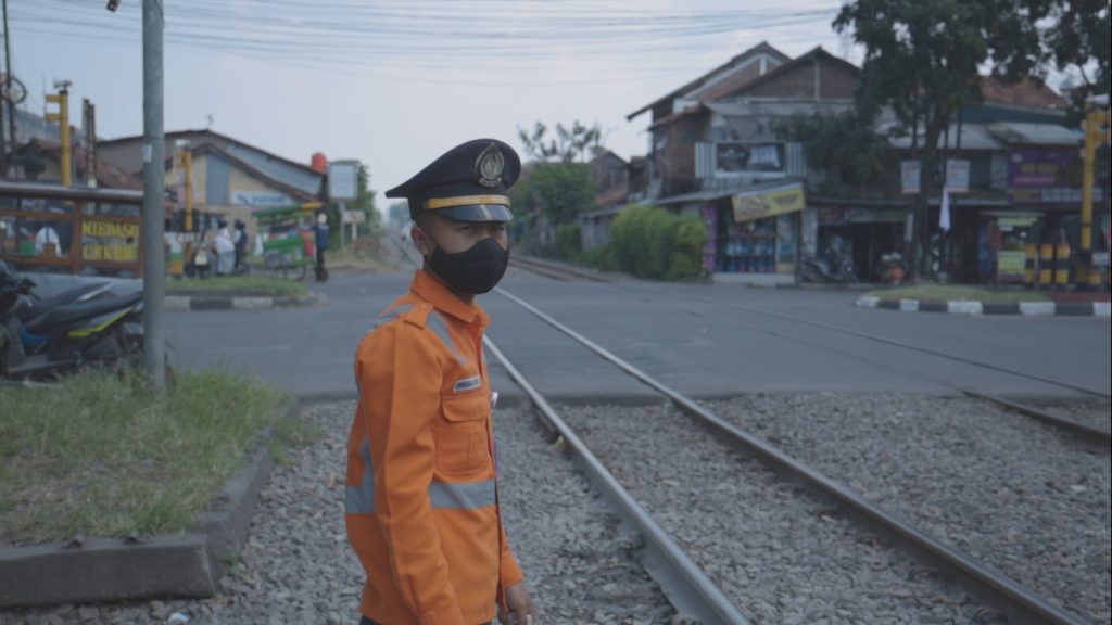 KAI Beri Pengharhaan untuk Petugas PJL Penyelamat Pejalan Kaki di Perlintasan