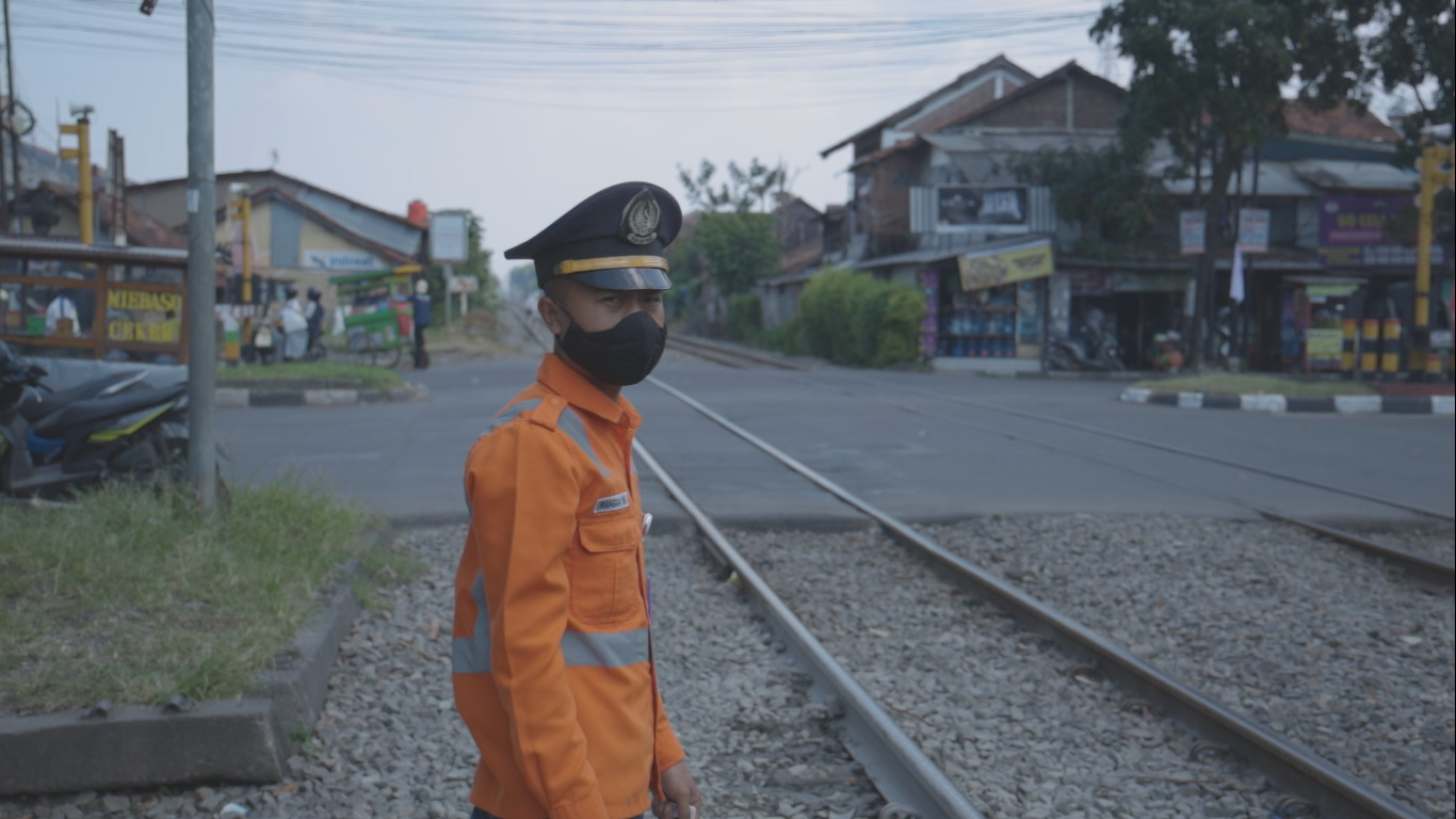 KAI Beri Pengharhaan untuk Petugas PJL Penyelamat Pejalan Kaki di Perlintasan