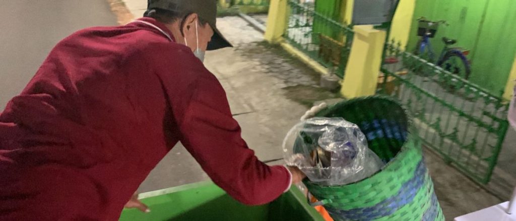 DLH Luncurkan Program Rempah, untuk Pungut Sampah PKL pada Malam Hari