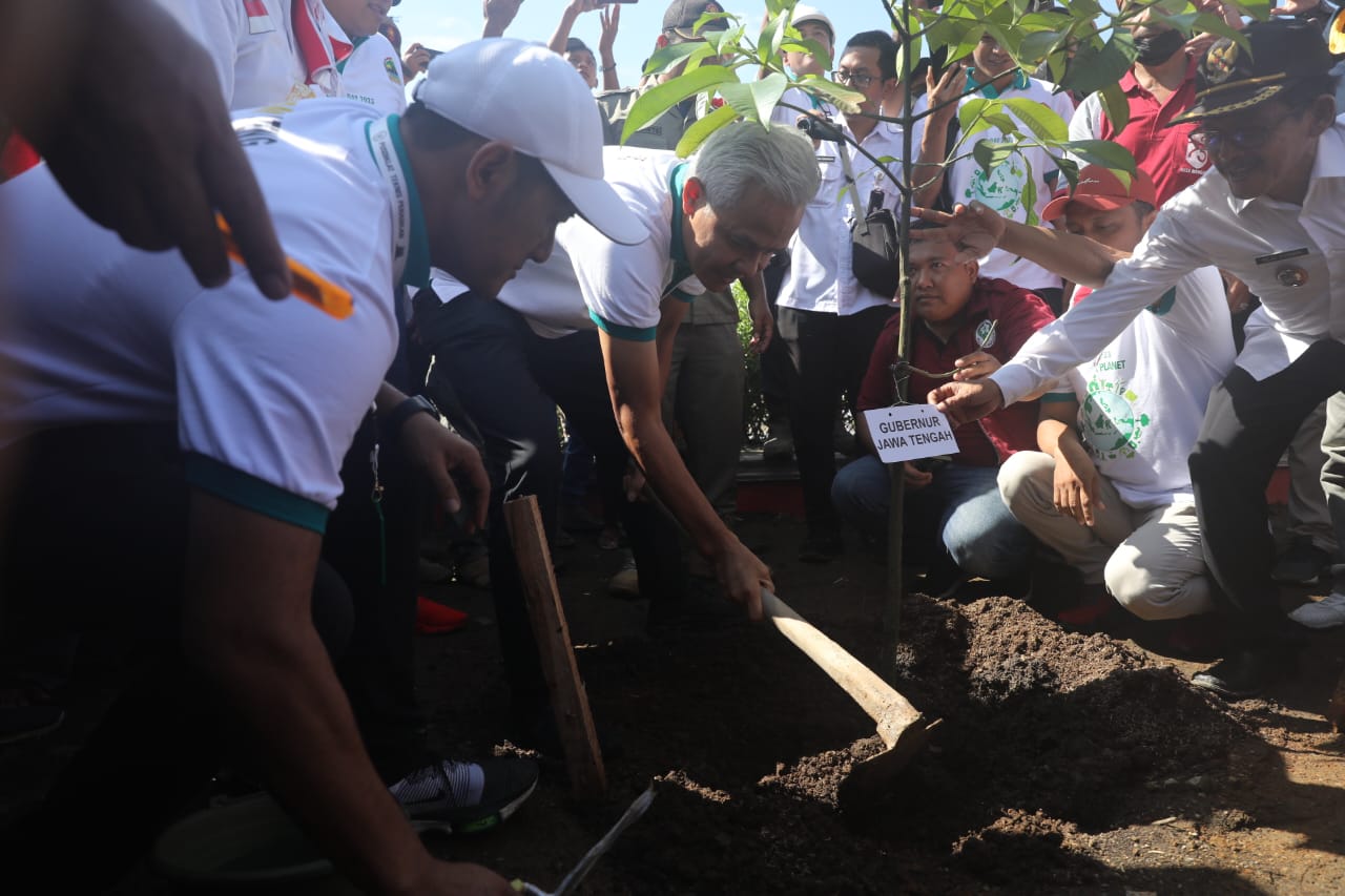Memperingati Hari Bumi, Ganjar Ajak Masyarakat Tanam Pohon di Lokasi Bekas Tambang