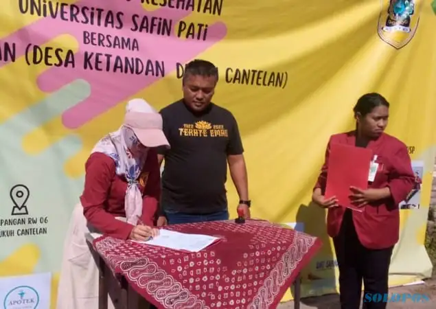 Dekan Universitas Safin Pati dan Kepala Desa Ketandan, Kecamatan Klaten Utara, Klaten, menandatangani memorandum of understanding sebagai desa binaan di Dukuh Cantelan, Desa Ketandan, Minggu (28/05)