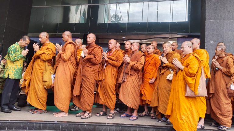 Pelepasan keberangkatan para Bhante Thudong asal Thailand yang akan berjalan dari Kantor Kemenag menuju Candi Borobudur.