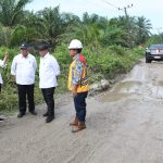 Presiden: Jangan Sampai Jalur Logistik dan Jalan Produksi Rusak Parah
