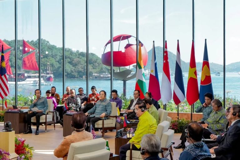 Presiden Jokowi pimpin sesi retreat KTT ke-42 ASEAN, di Hotel Meruorah, Labuan Bajo, Kamis (11/05). (Foto: Dok BPMI Setpres)