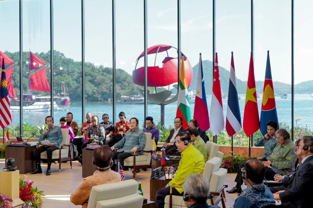 Presiden Jokowi pimpin sesi retreat KTT ke-42 ASEAN, di Hotel Meruorah, Labuan Bajo, Kamis (11/05). (Foto: Dok BPMI Setpres)