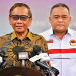 Menko Polhukam Mahfud MD dan Kepala BP2MI Benny Rhamdani memberikan keterangan pers usai mengikuti ratas pencegahan TPPO, di Jakarta, Senin (30/05).