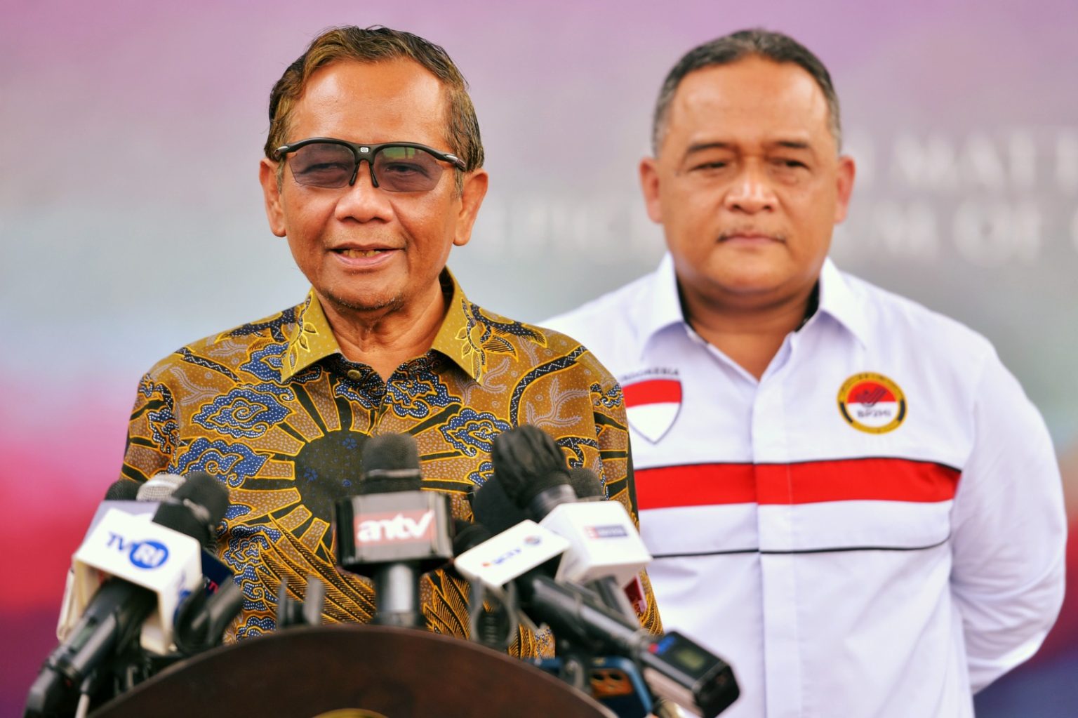 Menko Polhukam Mahfud MD dan Kepala BP2MI Benny Rhamdani memberikan keterangan pers usai mengikuti ratas pencegahan TPPO, di Jakarta, Senin (30/05).