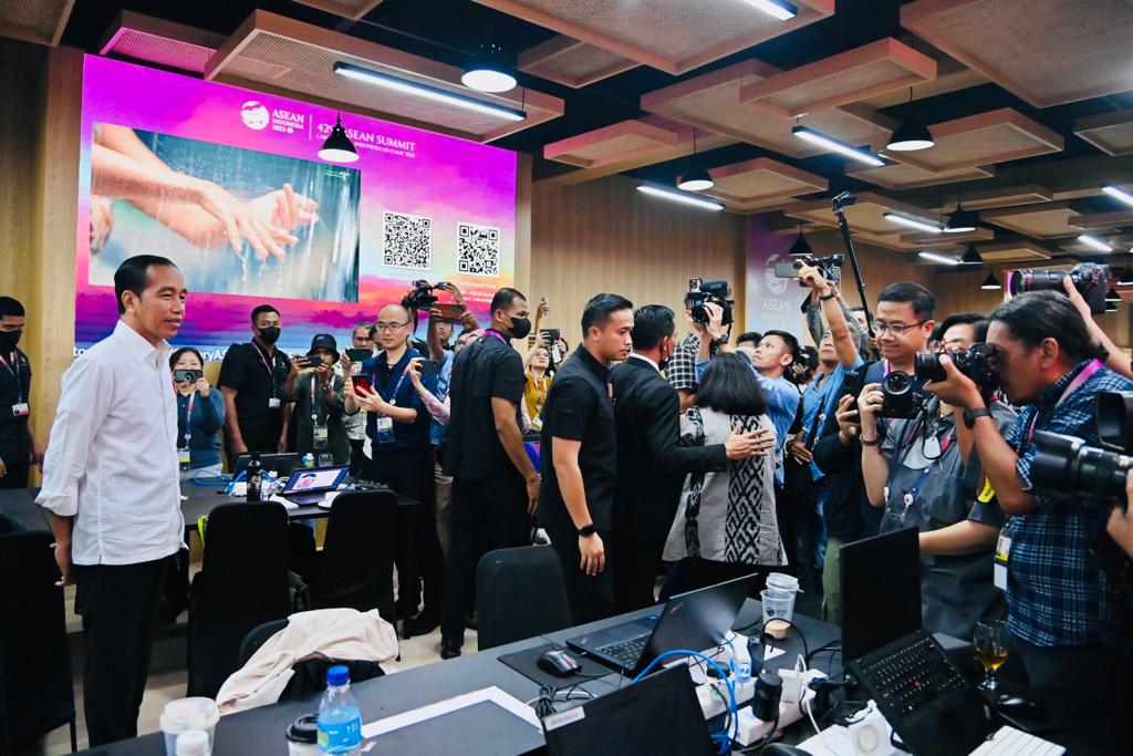 Presiden Jokowi meninjau pusat media KTT ke-42 ASEAN di Hotel Bintang Flores, Labuan Bajo, Kabupaten Manggarai Barat, NTT, Selasa (09/05).