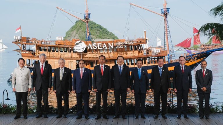 Sesi foto bersama pemimpin ASEAN, di Hotel Meruorah, Labuan Bajo, NTT, Rabu (10/05).