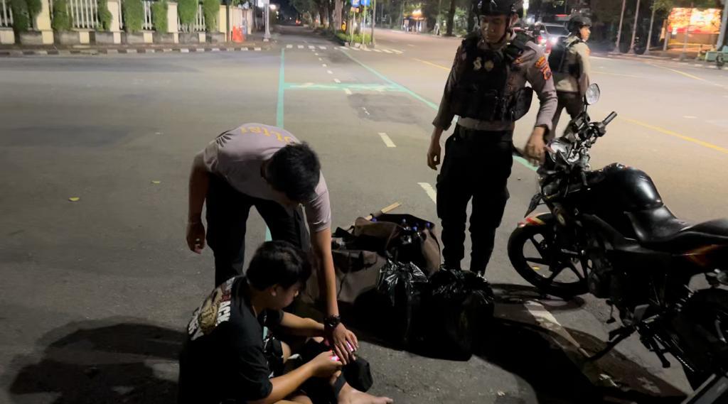 Terjatuh dari Motor, Diamankan Polisi karena Kedapatan Bawa Puluhan Botol Miras
