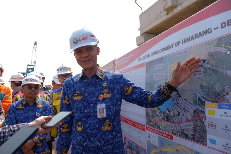 Terima Keluhan Banjir Rob di Demak, Ganjar Cek Progres Tol Semarang-Demak