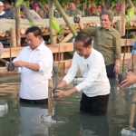 Presiden Jokowi pada Puncak Penanaman Mangrove Nasional secara Serentak oleh Jajaran TNI di Seluruh Indonesia Tahun 2023, di Taman Wisata Alam Angke Kapuk, Jakarta, Senin (15/05).