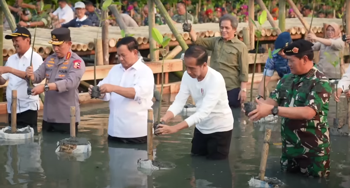 Presiden Jokowi pada Puncak Penanaman Mangrove Nasional secara Serentak oleh Jajaran TNI di Seluruh Indonesia Tahun 2023, di Taman Wisata Alam Angke Kapuk, Jakarta, Senin (15/05).