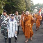 Bupati Lani, Sambut 32 Bhante Thudong yang Melintas di Batang Menuju Candi Borobudur
