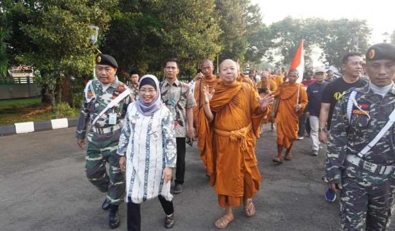 Bupati Lani, Sambut 32 Bhante Thudong yang Melintas di Batang Menuju Candi Borobudur
