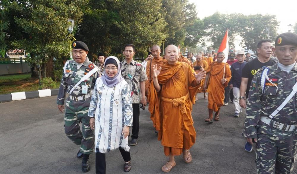 Bupati Lani, Sambut 32 Bhante Thudong yang Melintas di Batang Menuju Candi Borobudur