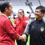 Presiden Jokowi bersalaman dengan Indra Sjafrie, pelatih Timnas Indonesia U-22