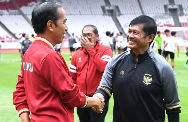Presiden Jokowi bersalaman dengan Indra Sjafrie, pelatih Timnas Indonesia U-22
