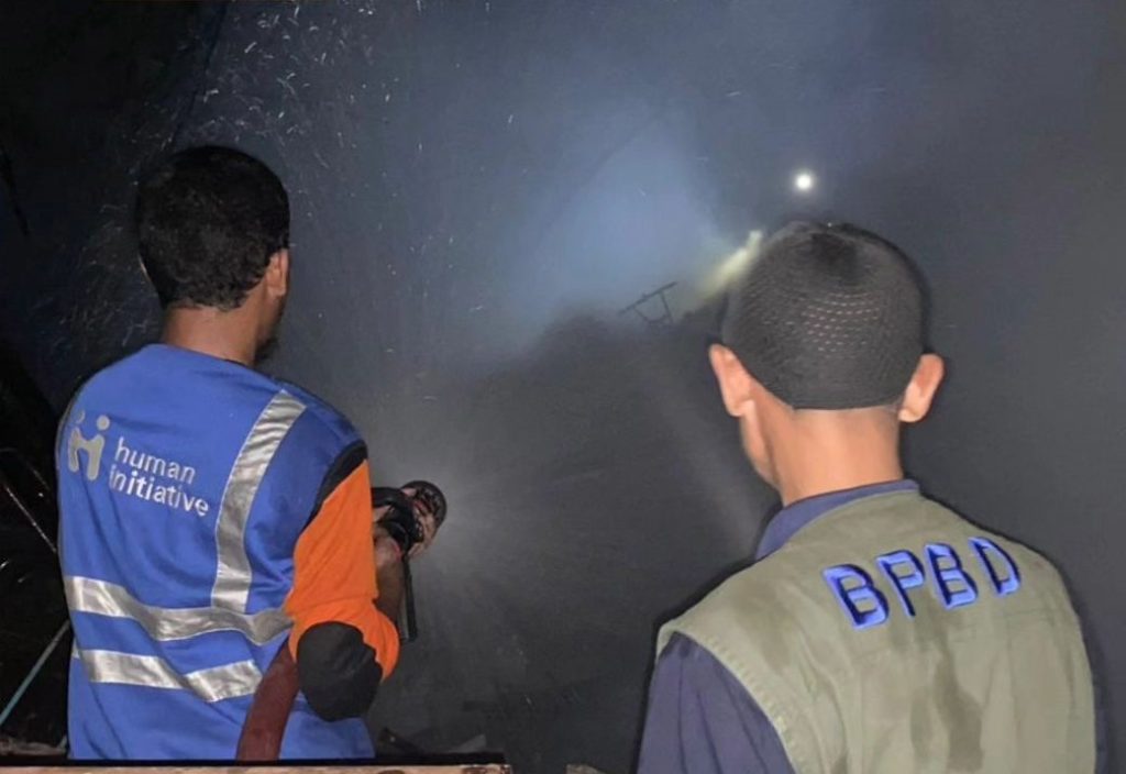 Proses pemadaman kebakaran TPST Rendeng, Jumat (19/05) malam (Foto: Dok BPBD Kudus)