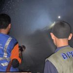 Proses pemadaman kebakaran TPST Rendeng, Jumat (19/05) malam (Foto: Dok BPBD Kudus)