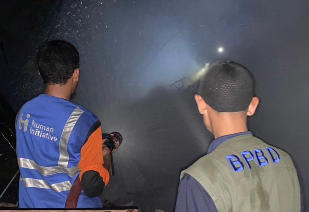 Proses pemadaman kebakaran TPST Rendeng, Jumat (19/05) malam (Foto: Dok BPBD Kudus)