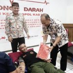 Pj Bupati Pati, Henggar Budi Anggoro saat donor darah di Kesbangpol Pati, Selasa (23/05)