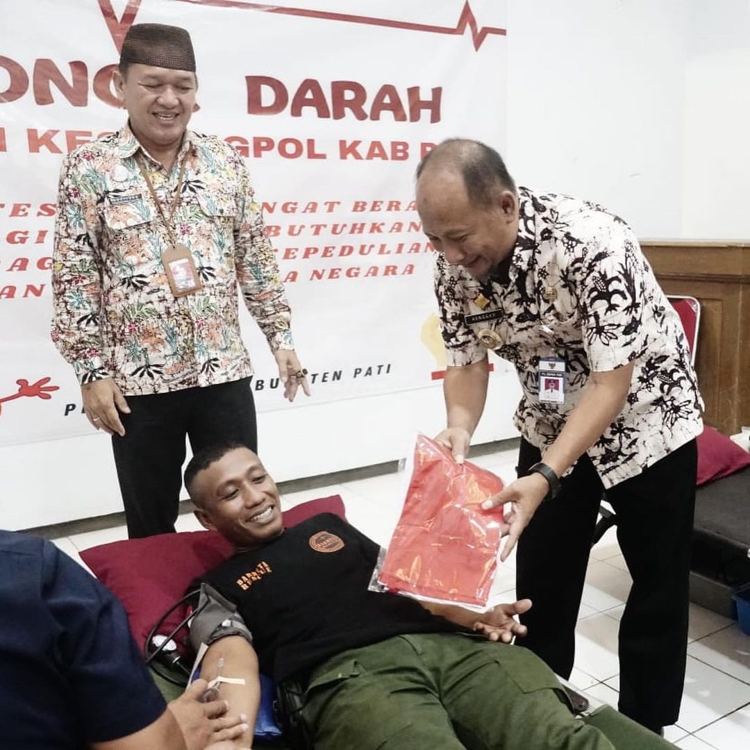 Pj Bupati Pati, Henggar Budi Anggoro saat donor darah di Kesbangpol Pati, Selasa (23/05)