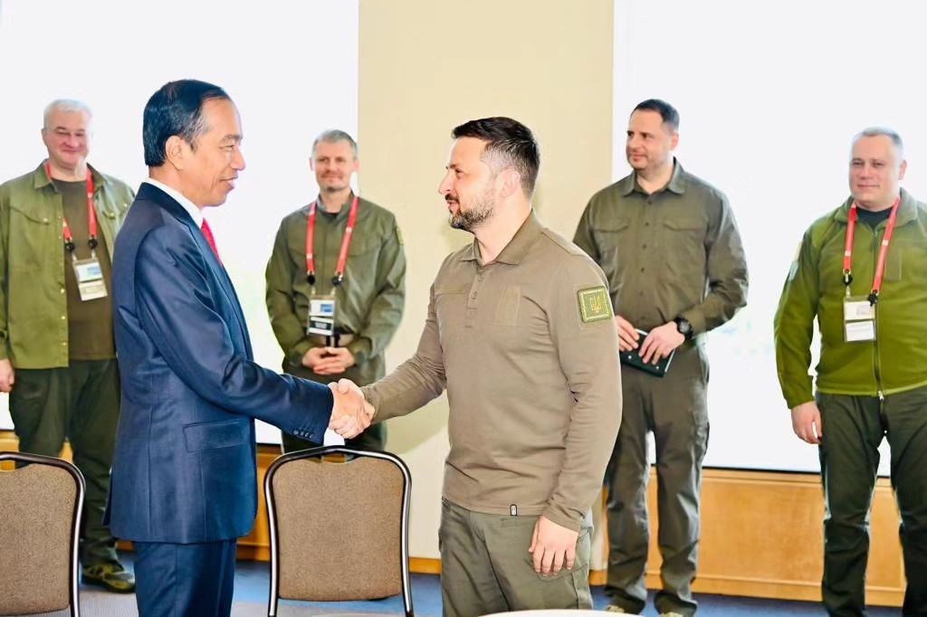 Presiden Indonesia, Joko Widodo (Jokowi) melakukan pertemuan bilateral dengan Presiden Ukraina, Volodymyr Zelenskyy di sela-sela KTT G7 di Hiroshima, Jepang, Minggu (21/05) (Foto: Dok BPMI Setpres RI)
